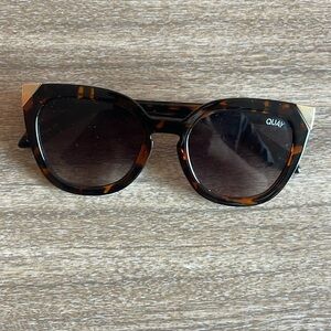 Quay tortoise sunglasses with gold accent